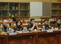 epala Kejaksaan Tinggi Sumatera Utara Harli Siregar (kiri) bersama Kepala Kejaksaan Negeri Kabupaten Karo Danke Rajagukguk (kedua kiri), Kepala Seksi Pidana Khusus Reinhard Harve (tengah), Jaksa Penuntut Umum Juniadi (kedua kanan), dan Wira (kanan) di Kompleks Parlemen, Senayan, Jakarta, Kamis (2/4/2026).(ANTARA)