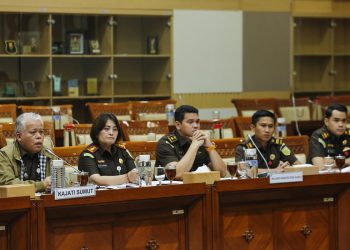 epala Kejaksaan Tinggi Sumatera Utara Harli Siregar (kiri) bersama Kepala Kejaksaan Negeri Kabupaten Karo Danke Rajagukguk (kedua kiri), Kepala Seksi Pidana Khusus Reinhard Harve (tengah), Jaksa Penuntut Umum Juniadi (kedua kanan), dan Wira (kanan) di Kompleks Parlemen, Senayan, Jakarta, Kamis (2/4/2026).(ANTARA)