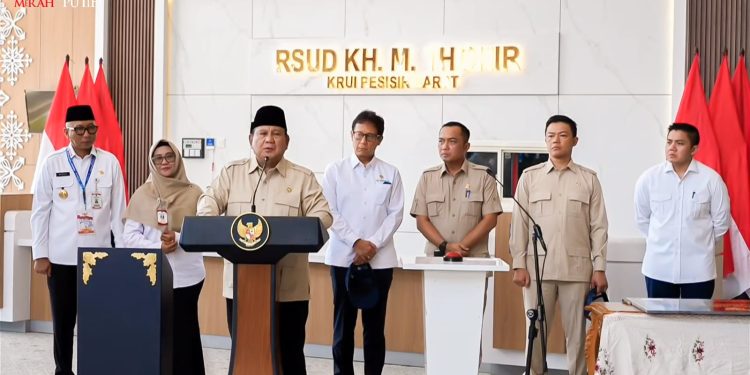 Gubernur Lampung Rahmat Mirzani Djausal mendampingi Presiden Prabowo Subianto meresmikan Rumah Sakit Umum Daerah (RSUD) KH Muhammad Thohir Krui, Kabupaten Pesisir Barat, Rabu (10/6/2026).